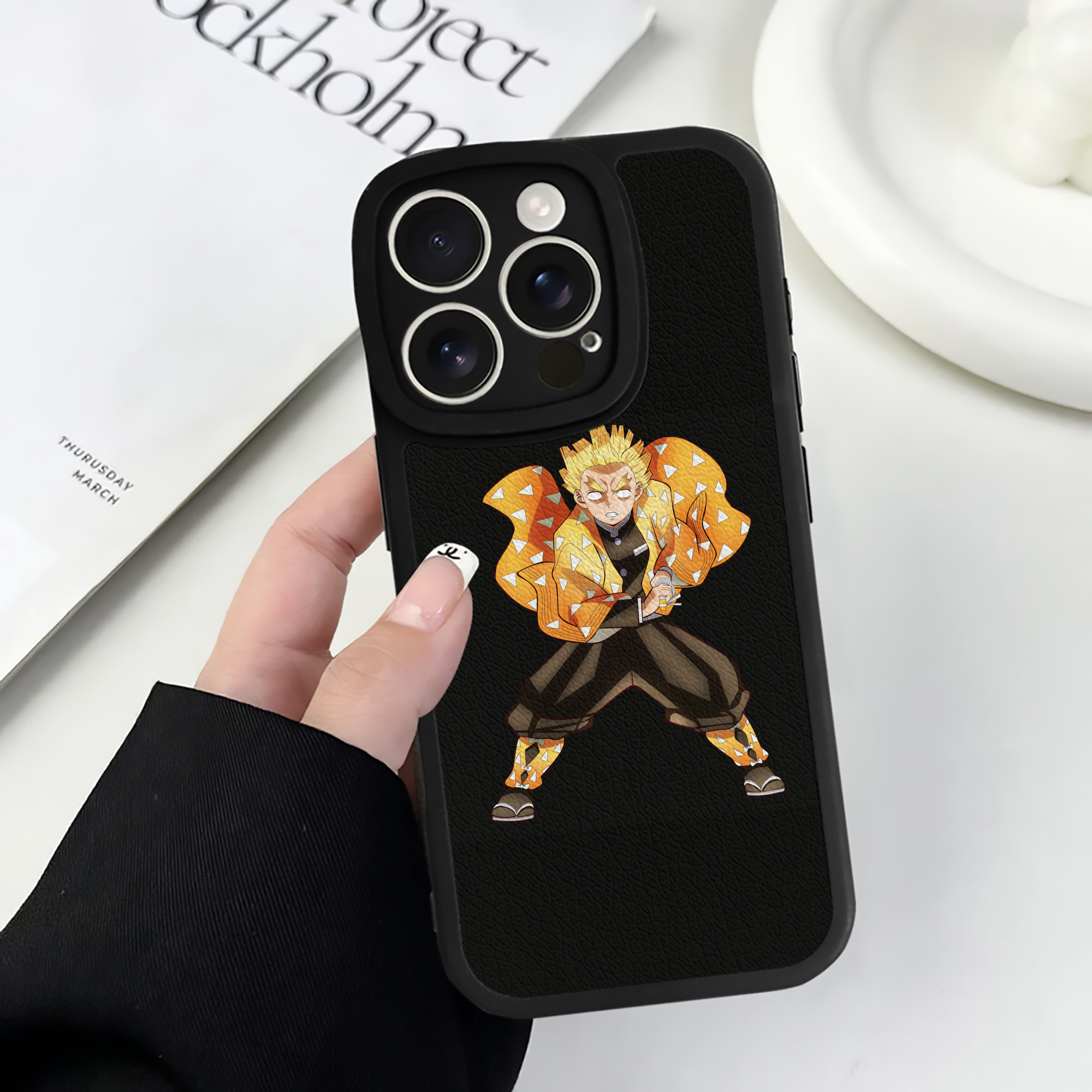 （画像用） 鬼滅の刃（きめつのやいば）我妻 善逸／あがつま ぜんいつ Agatsuma Zenitsu 【iPhone 16シリーズ対応】シリコンスマホケース（レザー調） 材質：シリコン